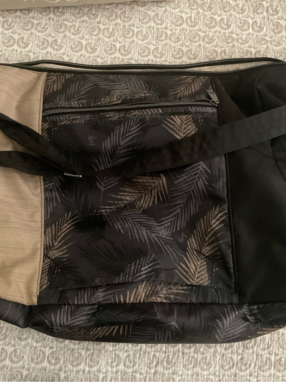 lug Black and Taupe Leaf-Print Men's Travel Set - Picture 6 of 6